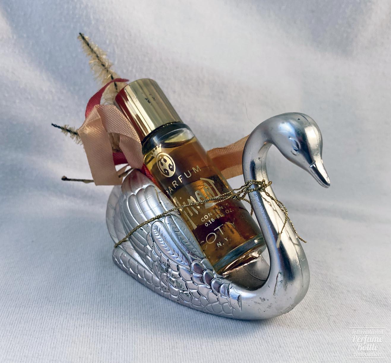 "L'Aimant" Swan Presentation by Coty